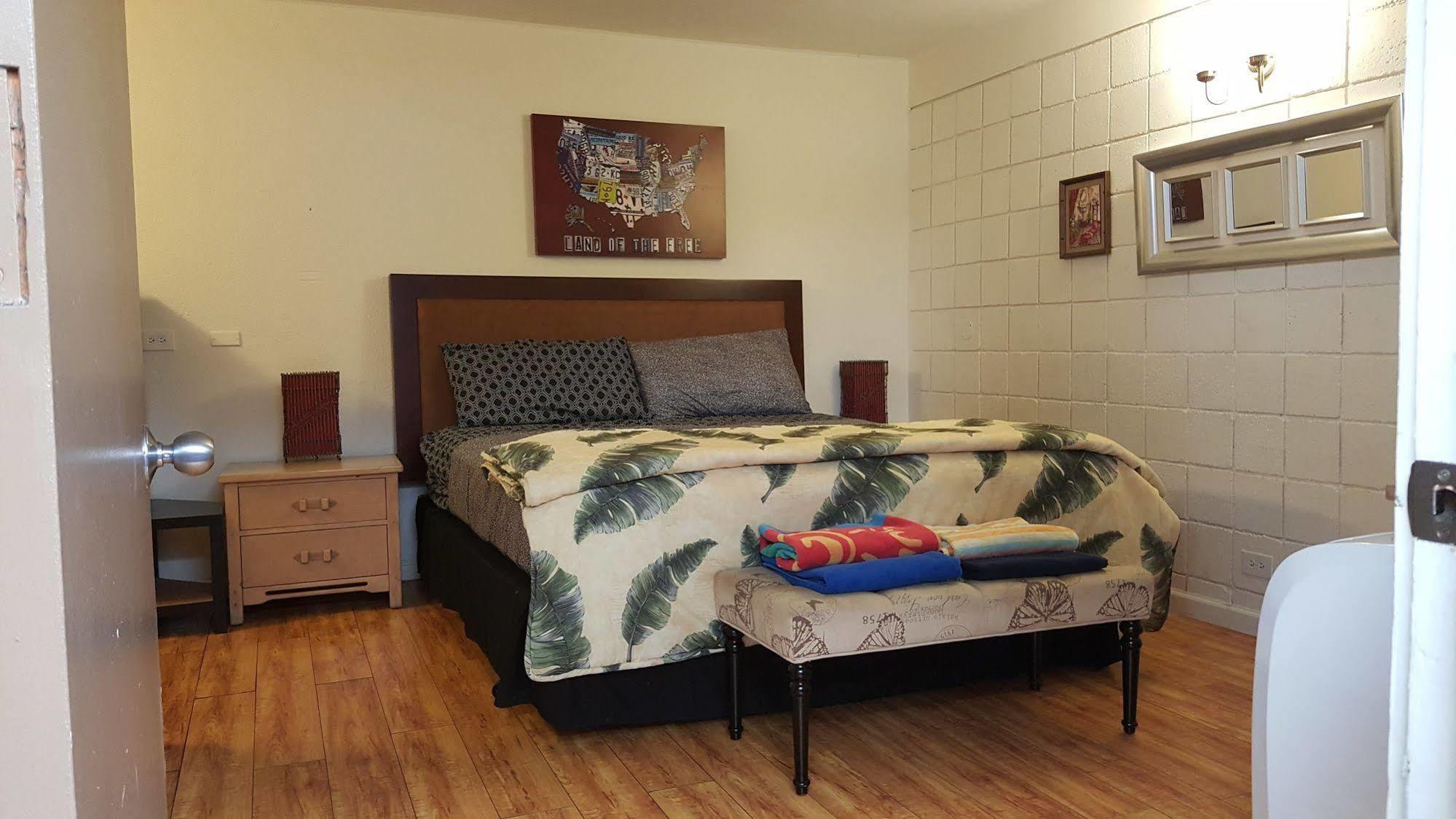 The Beach Waikiki Boutique Hostel Хонолулу Екстериор снимка