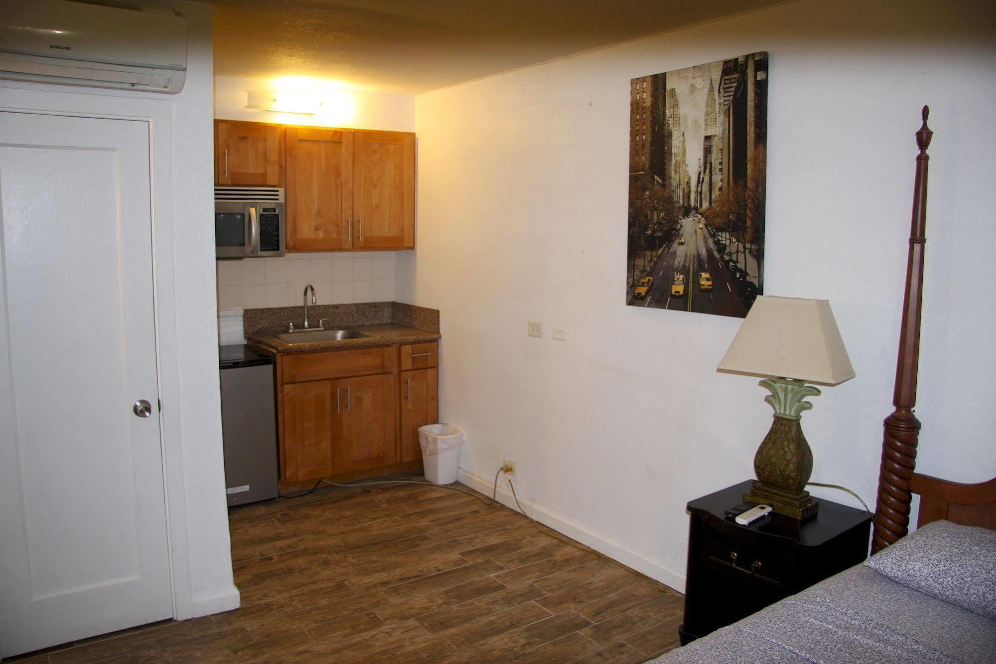 The Beach Waikiki Boutique Hostel Хонолулу Екстериор снимка