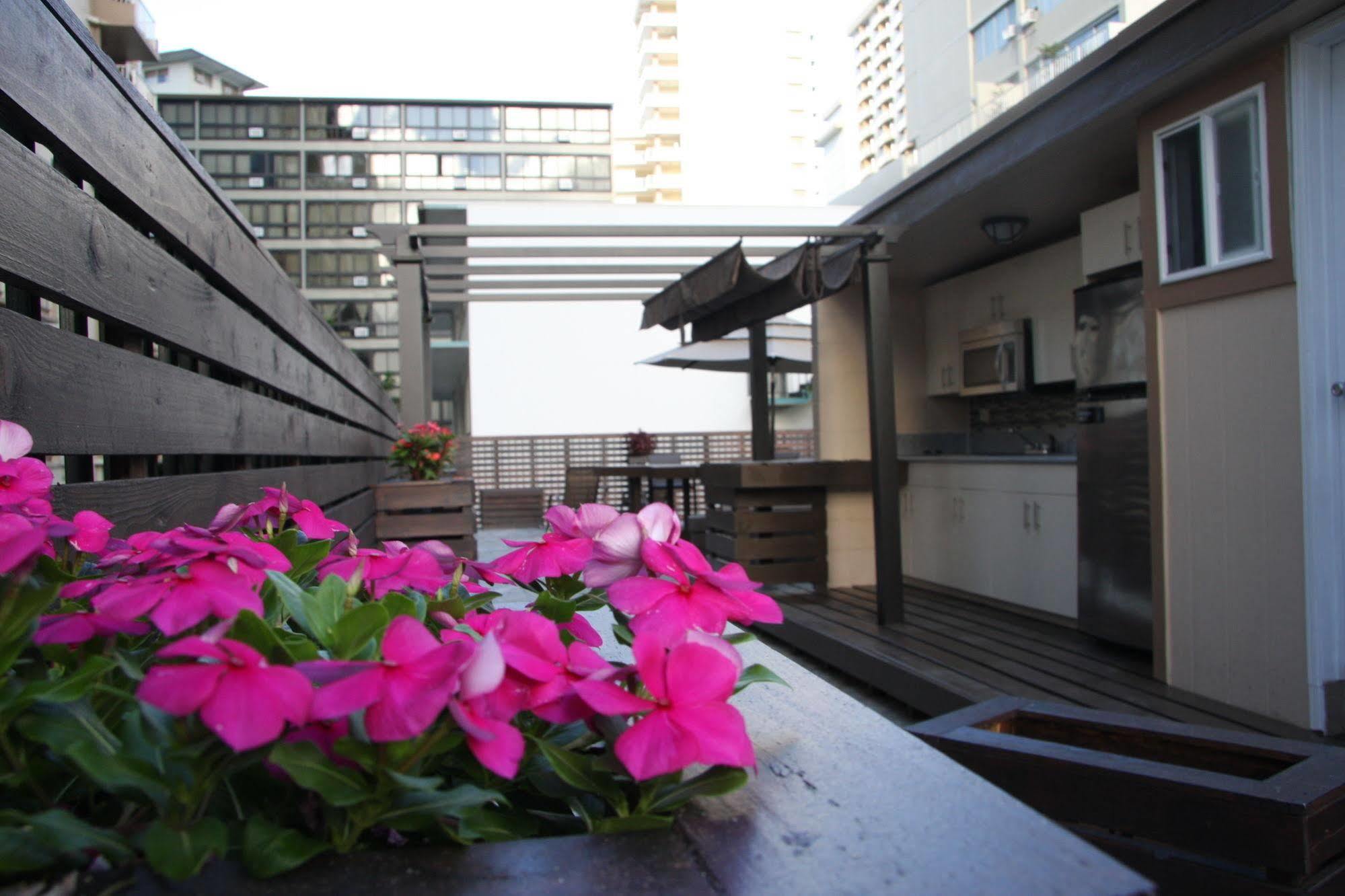 The Beach Waikiki Boutique Hostel Хонолулу Екстериор снимка
