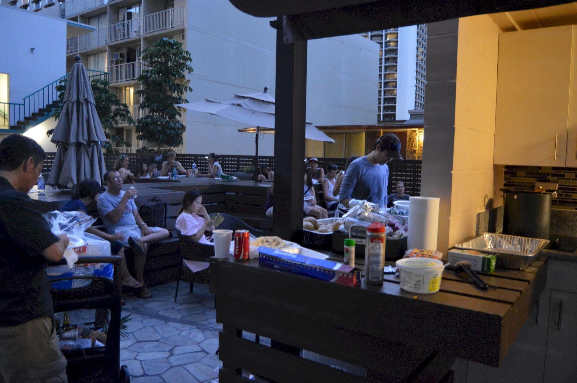 The Beach Waikiki Boutique Hostel Хонолулу Екстериор снимка