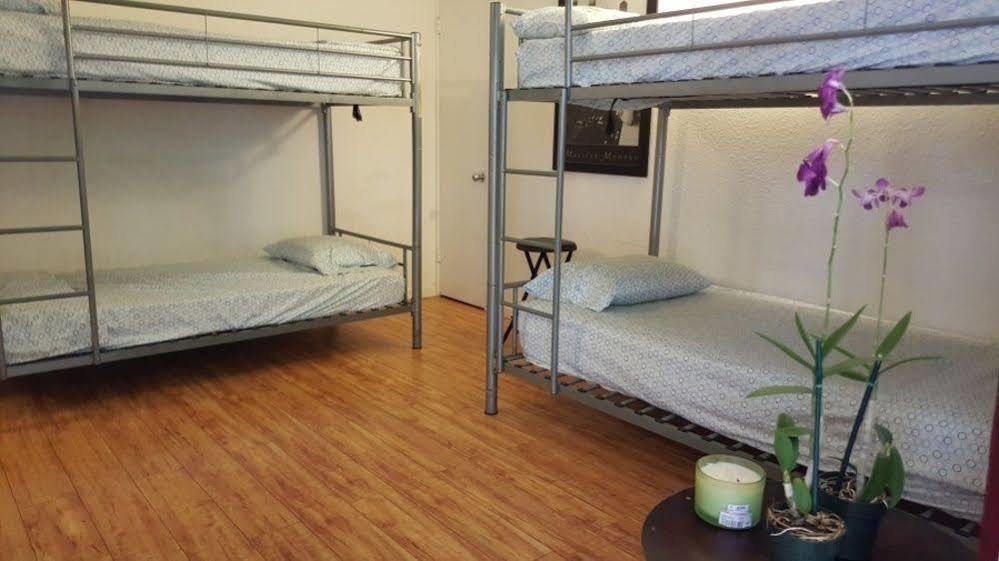 The Beach Waikiki Boutique Hostel Хонолулу Екстериор снимка