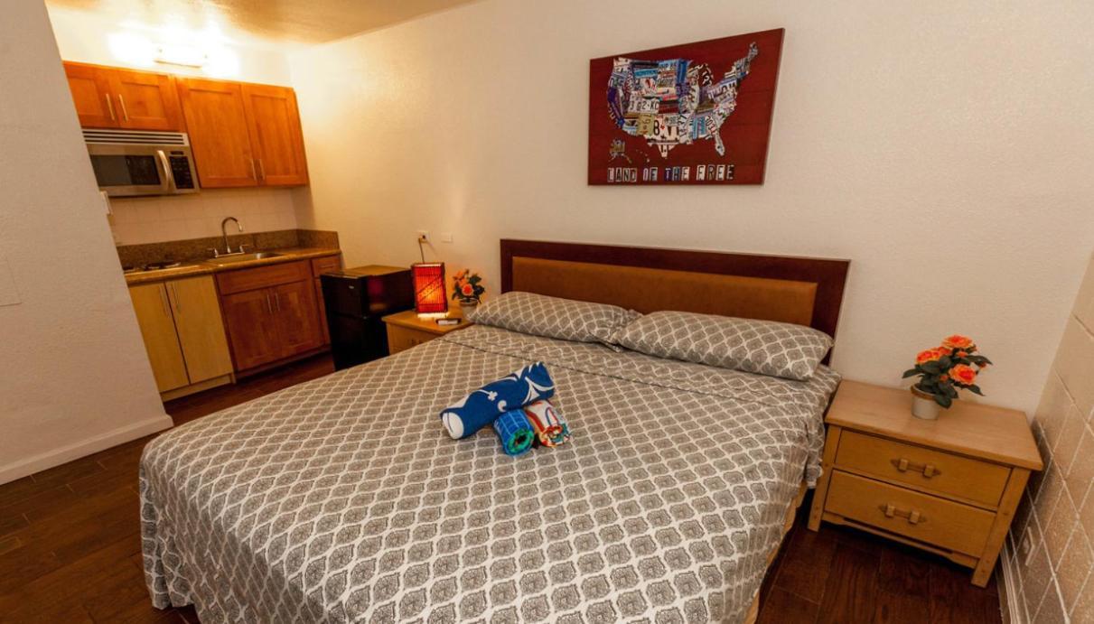 The Beach Waikiki Boutique Hostel Хонолулу Екстериор снимка