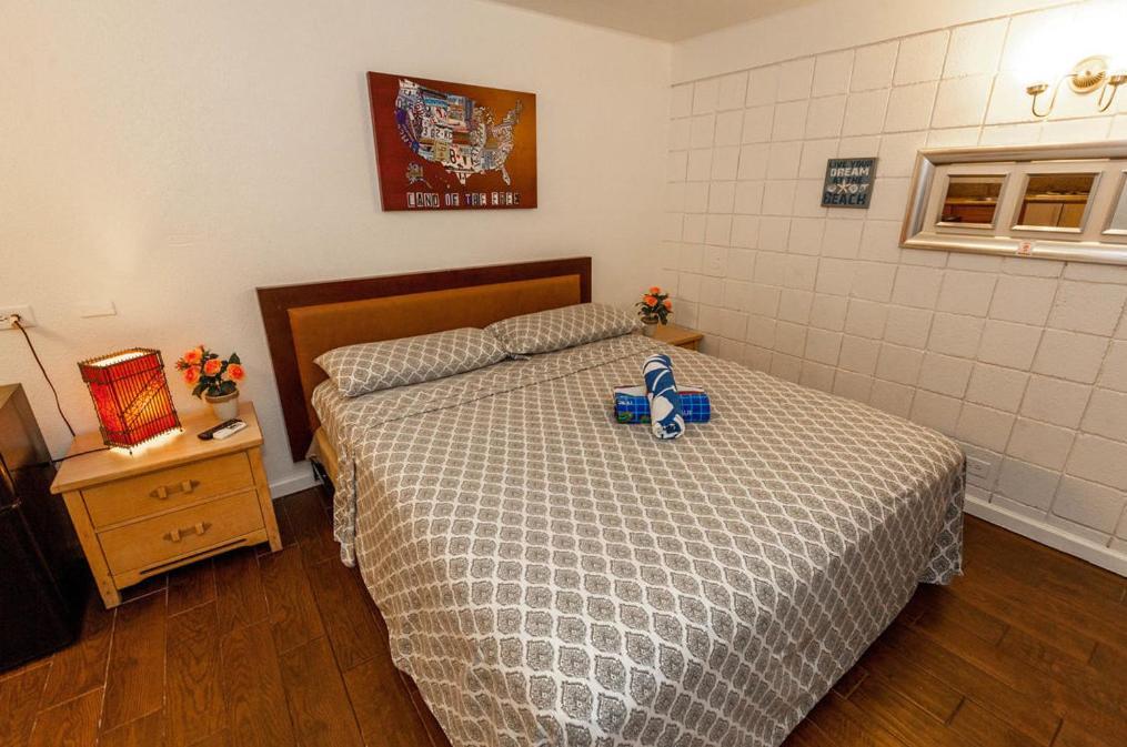 The Beach Waikiki Boutique Hostel Хонолулу Екстериор снимка